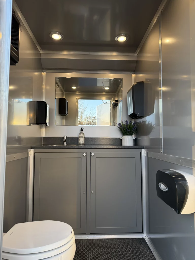 Luxury Trailer Restroom Interier
